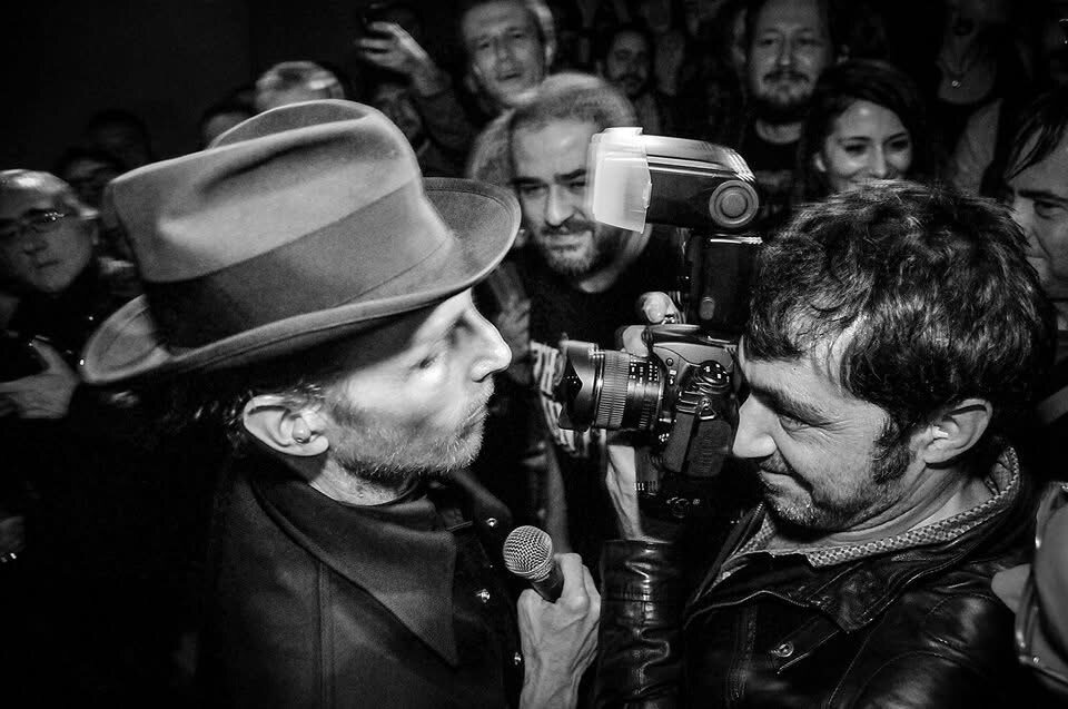 Desi Estévez fotografiando en un concierto